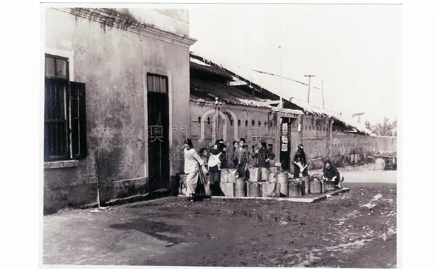 1920年代市民轮候打水的情况 1920年代市民轮候打水的情况